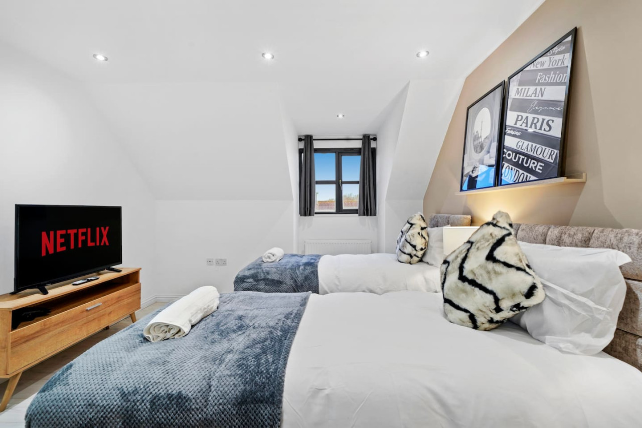 Luxury House • Pool Table • Free Parking • Sky TV • Fast Wifi • Garden in 63 Deacon Place - Property image 2 - VivreStays