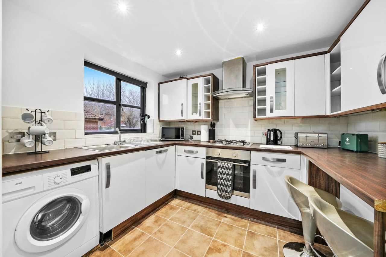 Luxury House • Pool Table • Free Parking • Sky TV • Fast Wifi • Garden in 63 Deacon Place - Property image 17 - VivreStays
