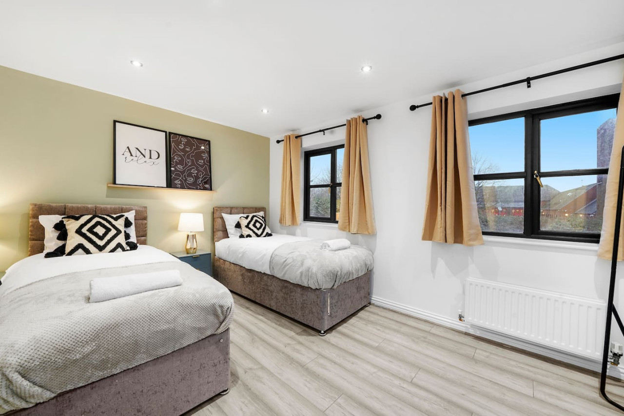 Luxury House • Pool Table • Free Parking • Sky TV • Fast Wifi • Garden in 63 Deacon Place - Property image 6 - VivreStays