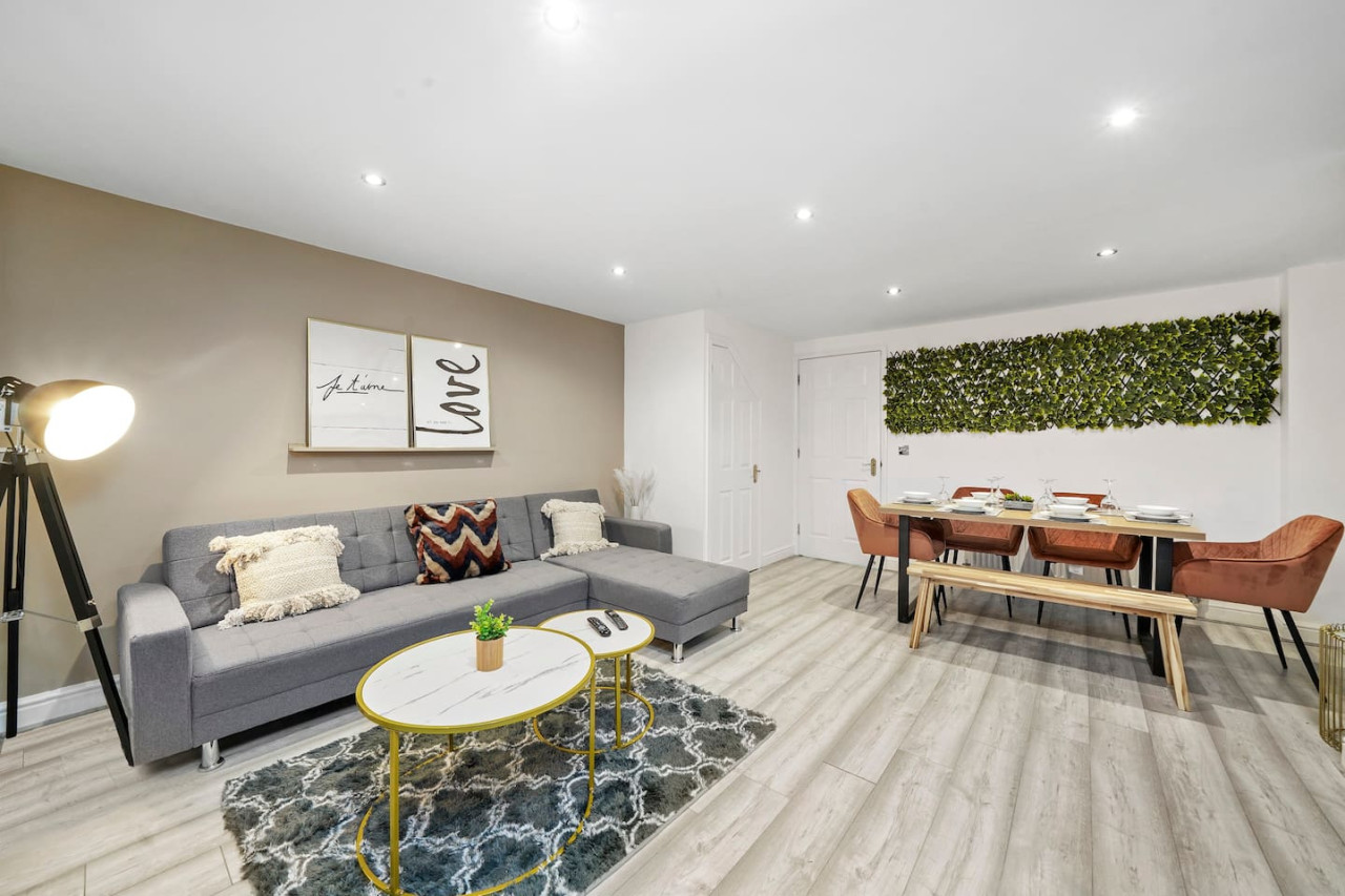 Luxury House • Pool Table • Free Parking • Sky TV • Fast Wifi • Garden in 63 Deacon Place - Property image 14 - VivreStays