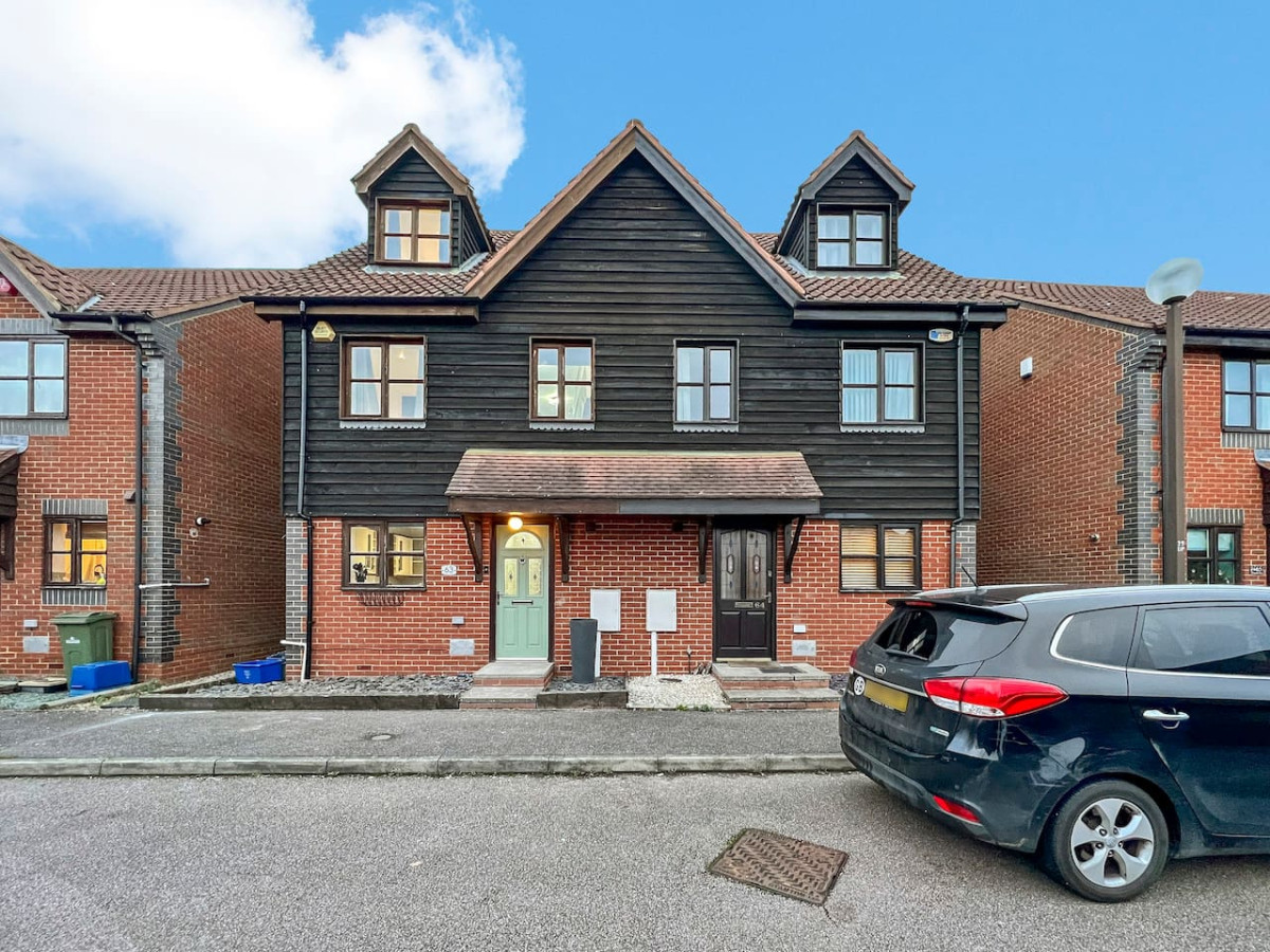 Luxury House • Pool Table • Free Parking • Sky TV • Fast Wifi • Garden in 63 Deacon Place - Property image 22 - VivreStays