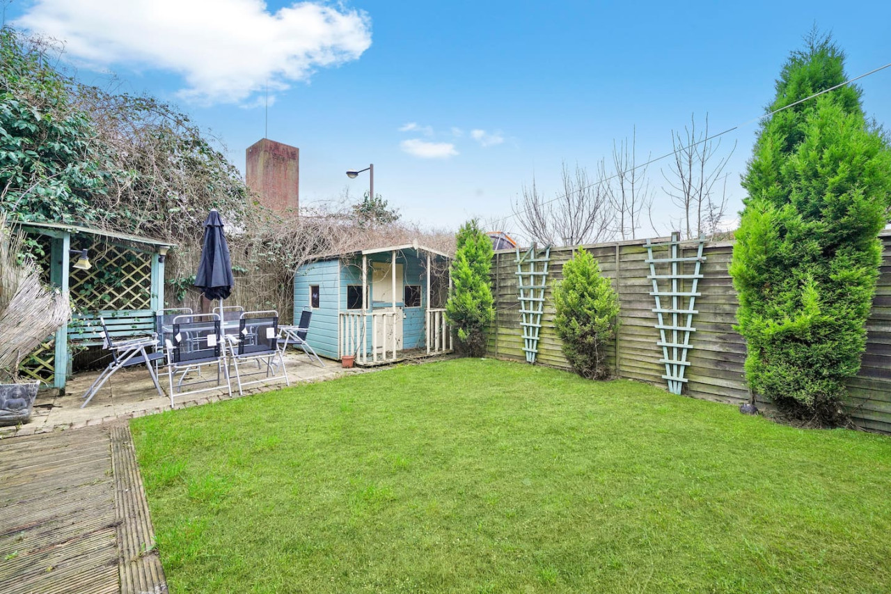 Luxury House • Pool Table • Free Parking • Sky TV • Fast Wifi • Garden in 63 Deacon Place - Property image 21 - VivreStays