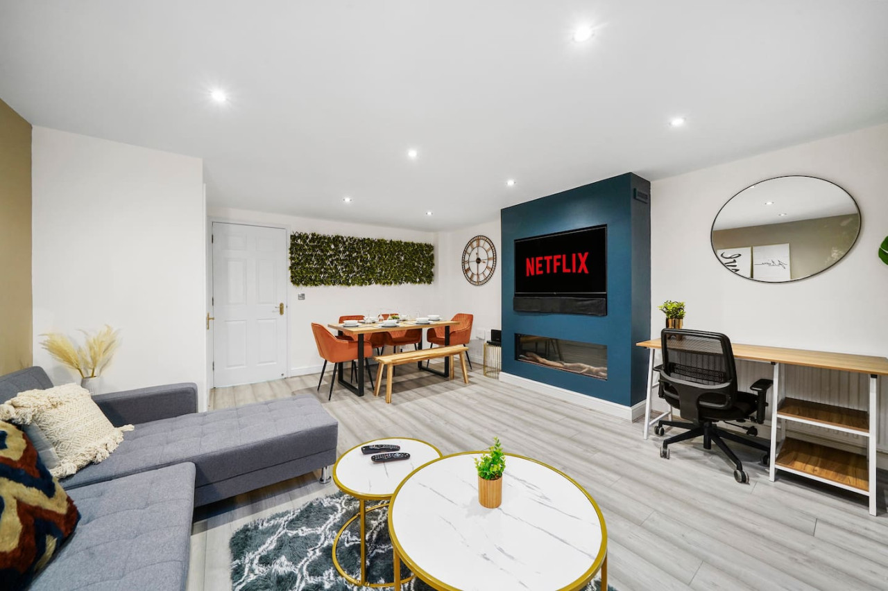 Luxury House • Pool Table • Free Parking • Sky TV • Fast Wifi • Garden in 63 Deacon Place - Property image 13 - VivreStays
