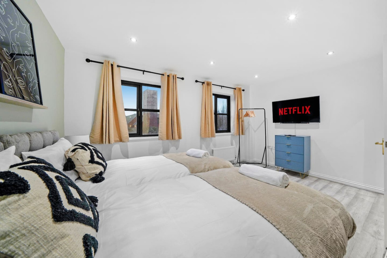 Luxury House • Pool Table • Free Parking • Sky TV • Fast Wifi • Garden in 63 Deacon Place - Property image 7 - VivreStays
