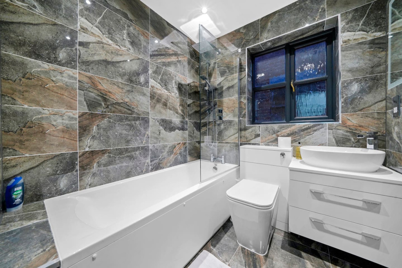 Luxury House • Pool Table • Free Parking • Sky TV • Fast Wifi • Garden in 63 Deacon Place - Property image 11 - VivreStays