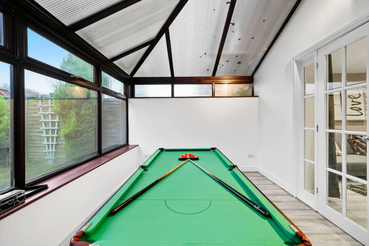 Luxury House • Pool Table • Free Parking • Sky TV • Fast Wifi • Garden in 63 Deacon Place - Property image 16 - VivreStays