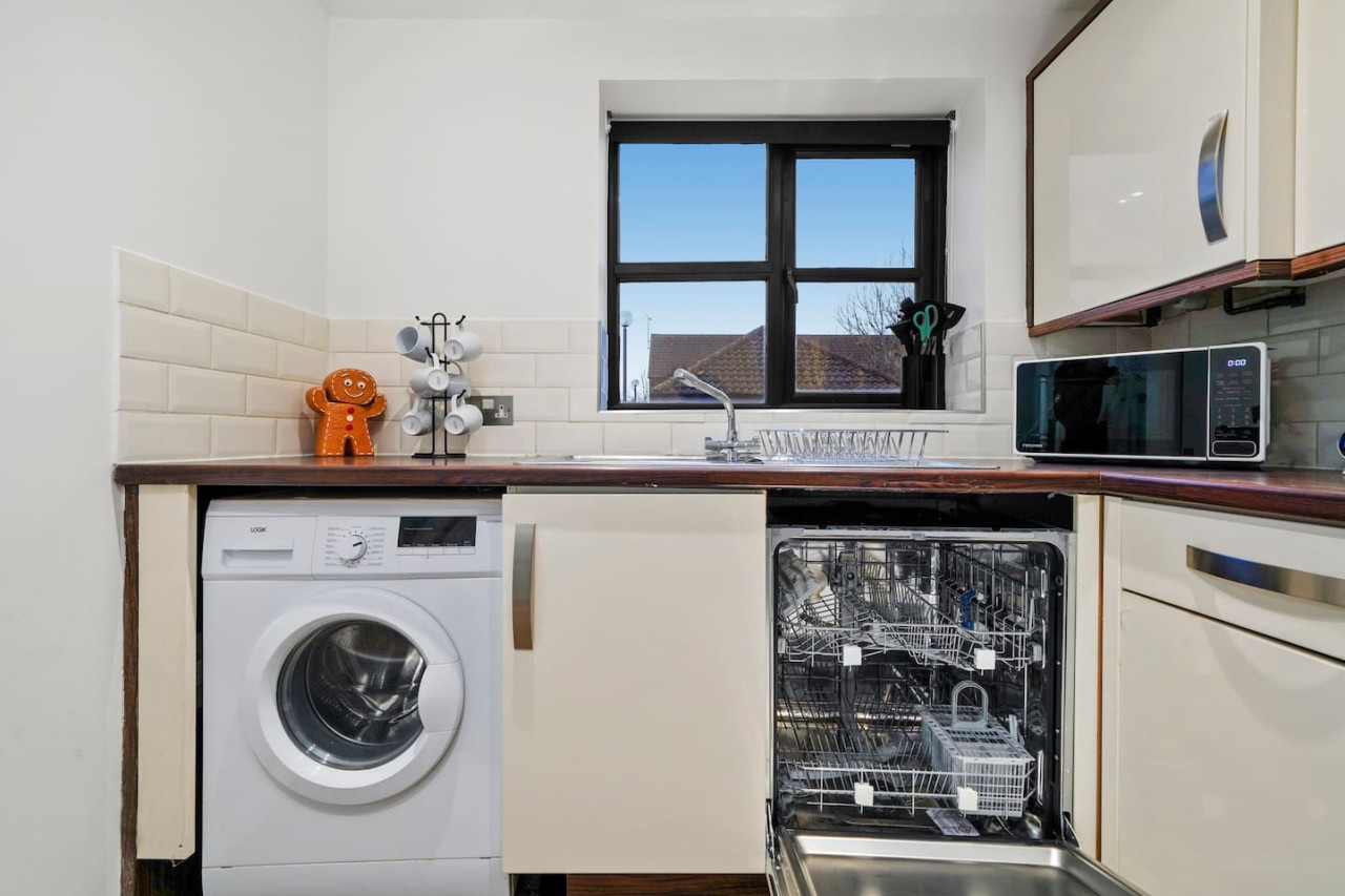 Luxury House • Pool Table • Free Parking • Sky TV • Fast Wifi • Garden in 63 Deacon Place - Property image 18 - VivreStays