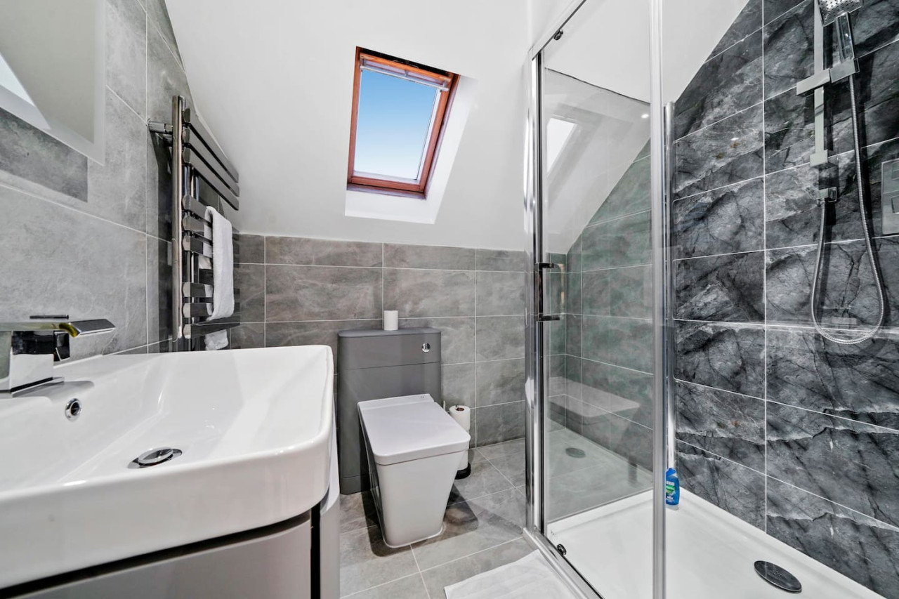 Luxury House • Pool Table • Free Parking • Sky TV • Fast Wifi • Garden in 63 Deacon Place - Property image 5 - VivreStays