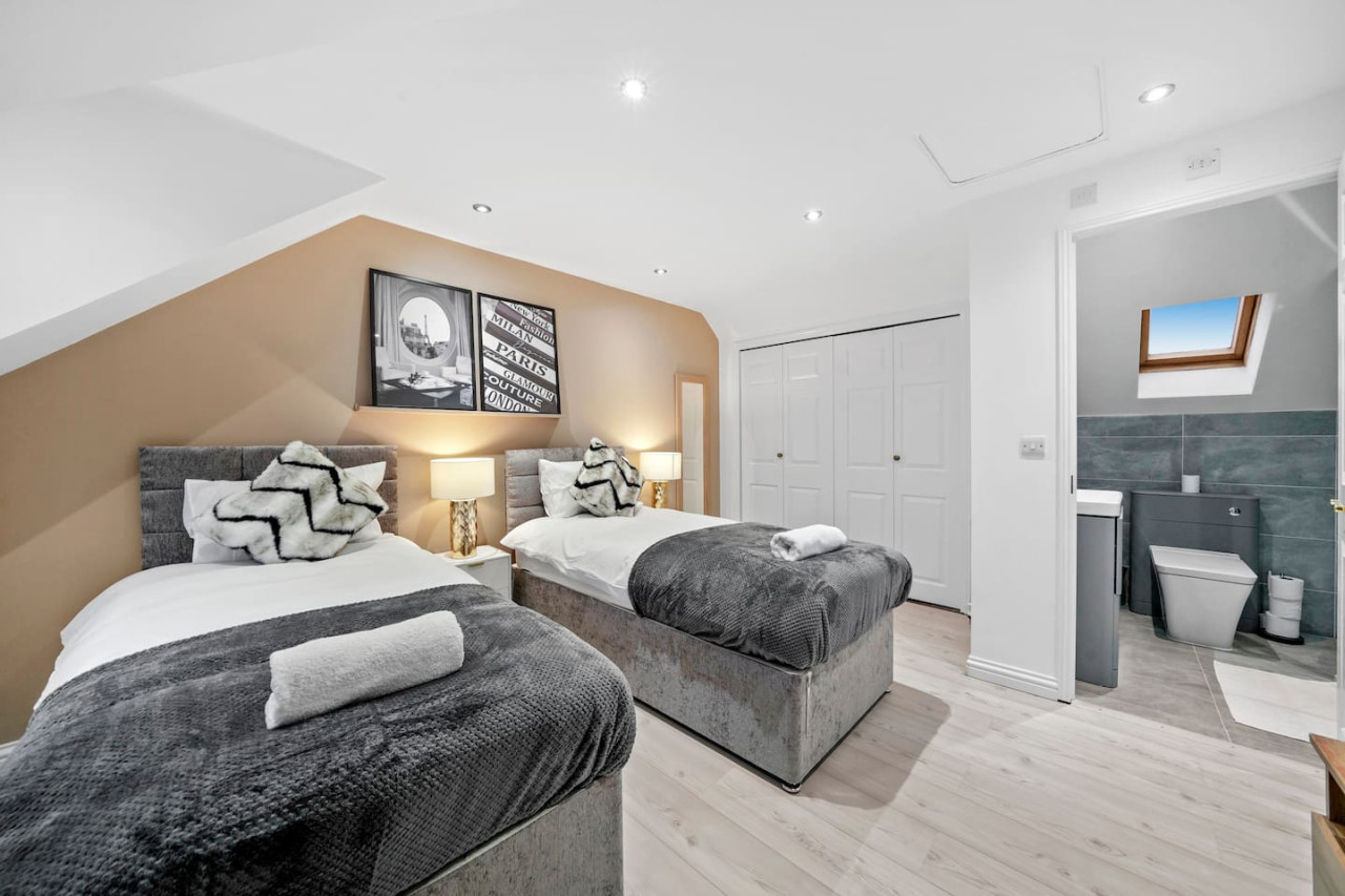 Luxury House • Pool Table • Free Parking • Sky TV • Fast Wifi • Garden in 63 Deacon Place - Property image 3 - VivreStays