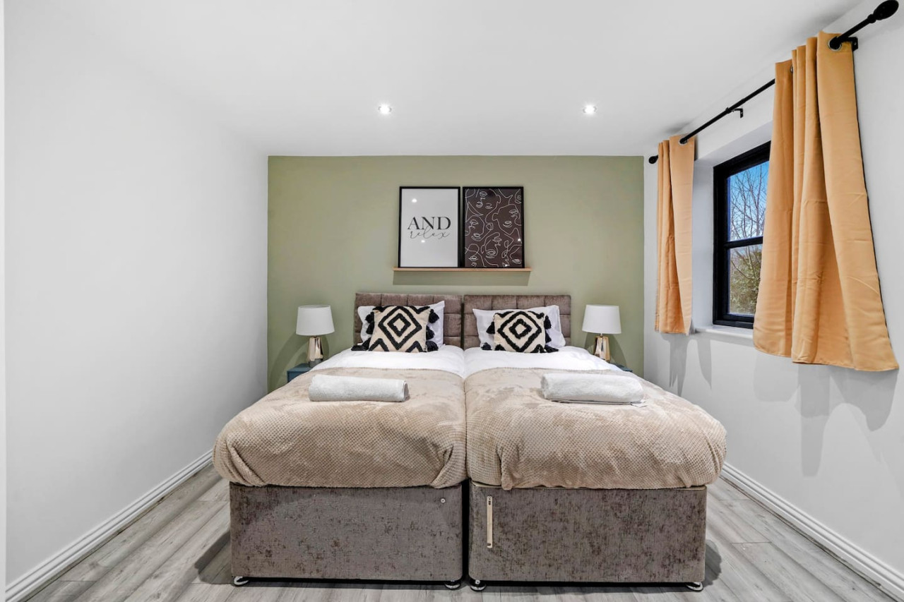 Luxury House • Pool Table • Free Parking • Sky TV • Fast Wifi • Garden in 63 Deacon Place - Property image 8 - VivreStays