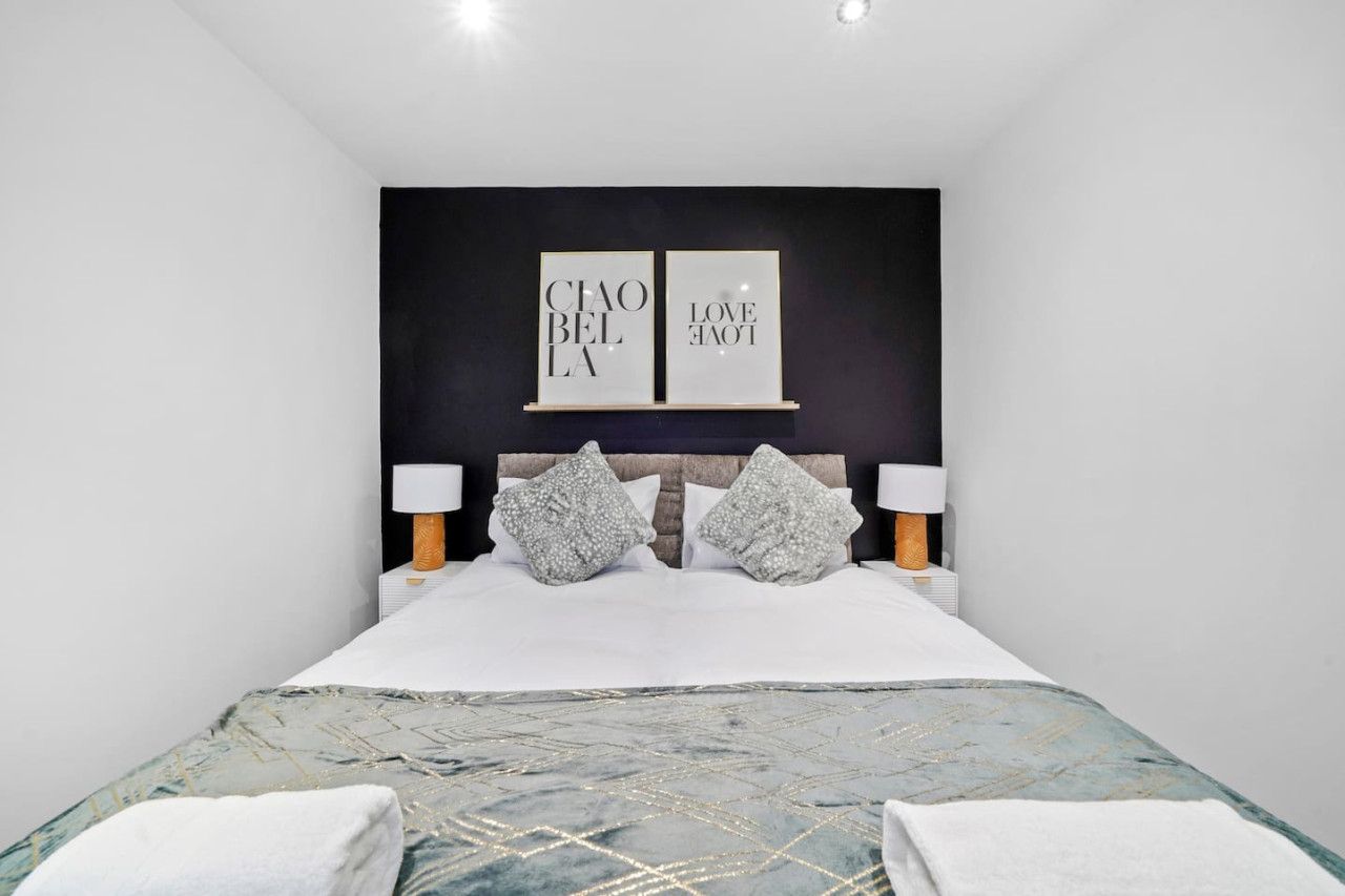 Luxury House • Pool Table • Free Parking • Sky TV • Fast Wifi • Garden in 63 Deacon Place - Property image 10 - VivreStays