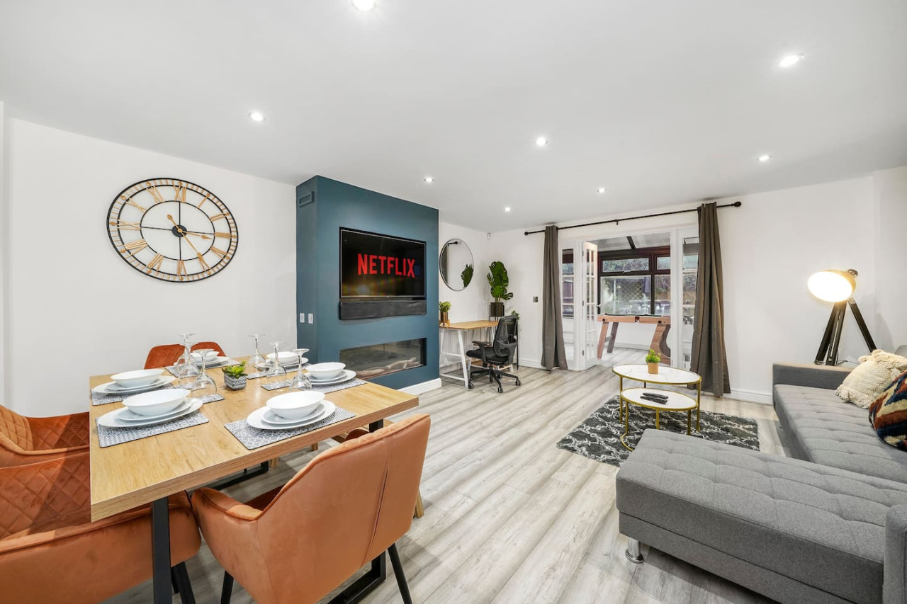 Luxury House • Pool Table • Free Parking • Sky TV • Fast Wifi • Garden in 63 Deacon Place - Property image 12 - VivreStays