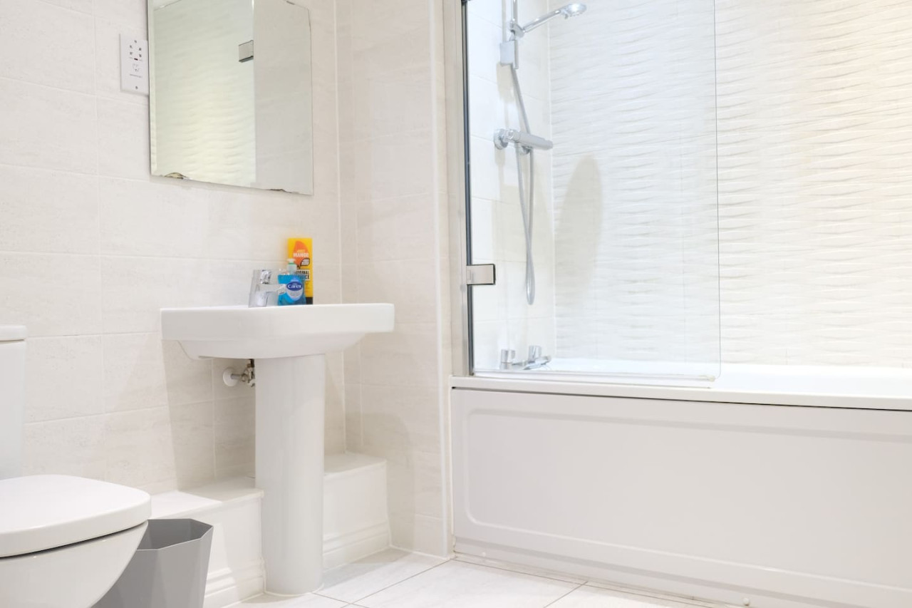 4 Bedroom 3.5 Bath House in City Centre - Sleeps 8 in 7 Columbia Place - Property image 15 - VivreStays