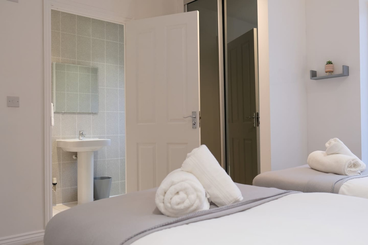 4 Bedroom 3.5 Bath House in City Centre - Sleeps 8 in 7 Columbia Place - Property image 4 - VivreStays
