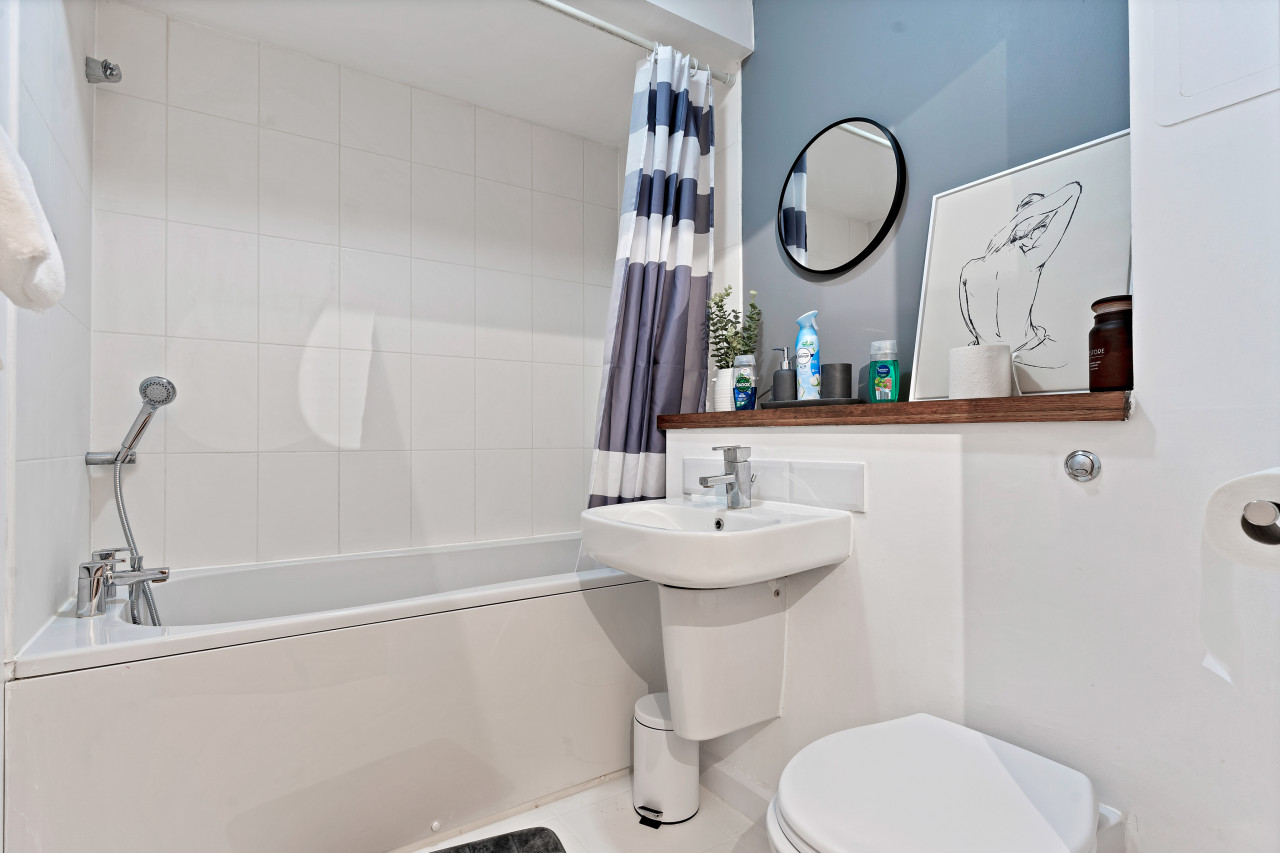 Stylish Apartment in City Centre w/ Free Parking in 9 Wicks Place - Property image 13 - VivreStays