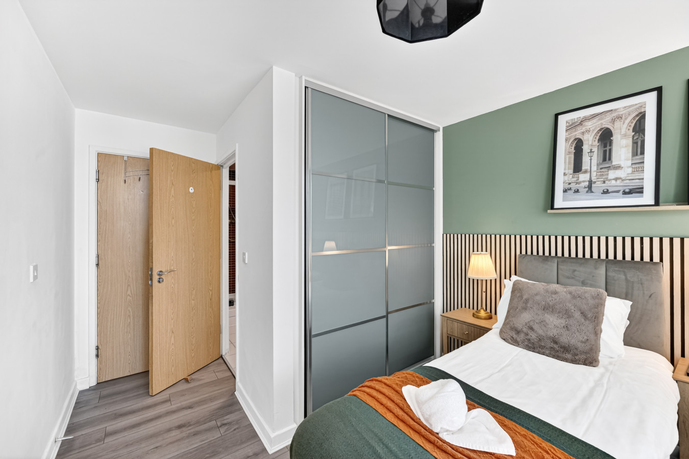 Beautiful Flat @ The Hub • City Centre • Free Parking • Sky TV in 503 Witan Gate - Property image 11 - VivreStays