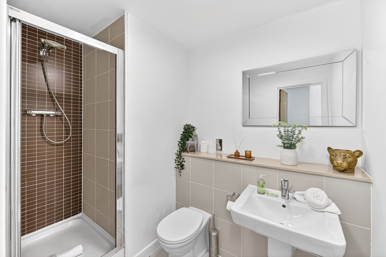 Beautiful Flat @ The Hub • City Centre • Free Parking • Sky TV in 503 Witan Gate - Property image 14 - VivreStays