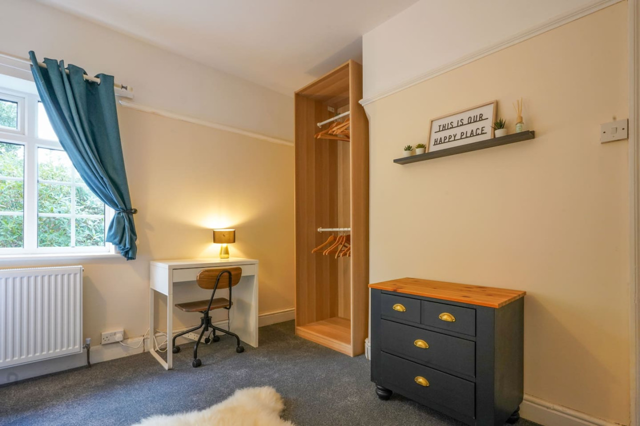 Large 5 Bedroom Bungalow • Sleeps 10 • Driveway Parking • Fast WiFi • Self-Check-In • Yoko Property in 106 Orchard Hill - Property image 30 - VivreStays
