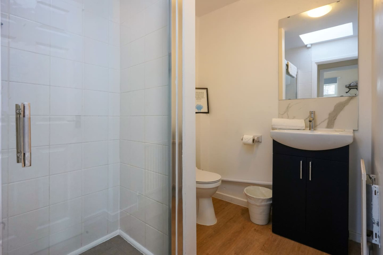 Large 5 Bedroom Bungalow • Sleeps 10 • Driveway Parking • Fast WiFi • Self-Check-In • Yoko Property in 106 Orchard Hill - Property image 24 - VivreStays