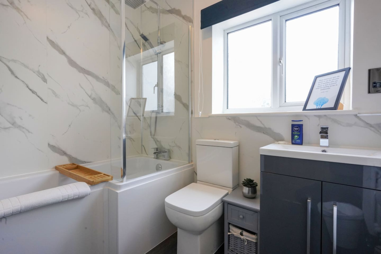 Large 5 Bedroom Bungalow • Sleeps 10 • Driveway Parking • Fast WiFi • Self-Check-In • Yoko Property in 106 Orchard Hill - Property image 19 - VivreStays