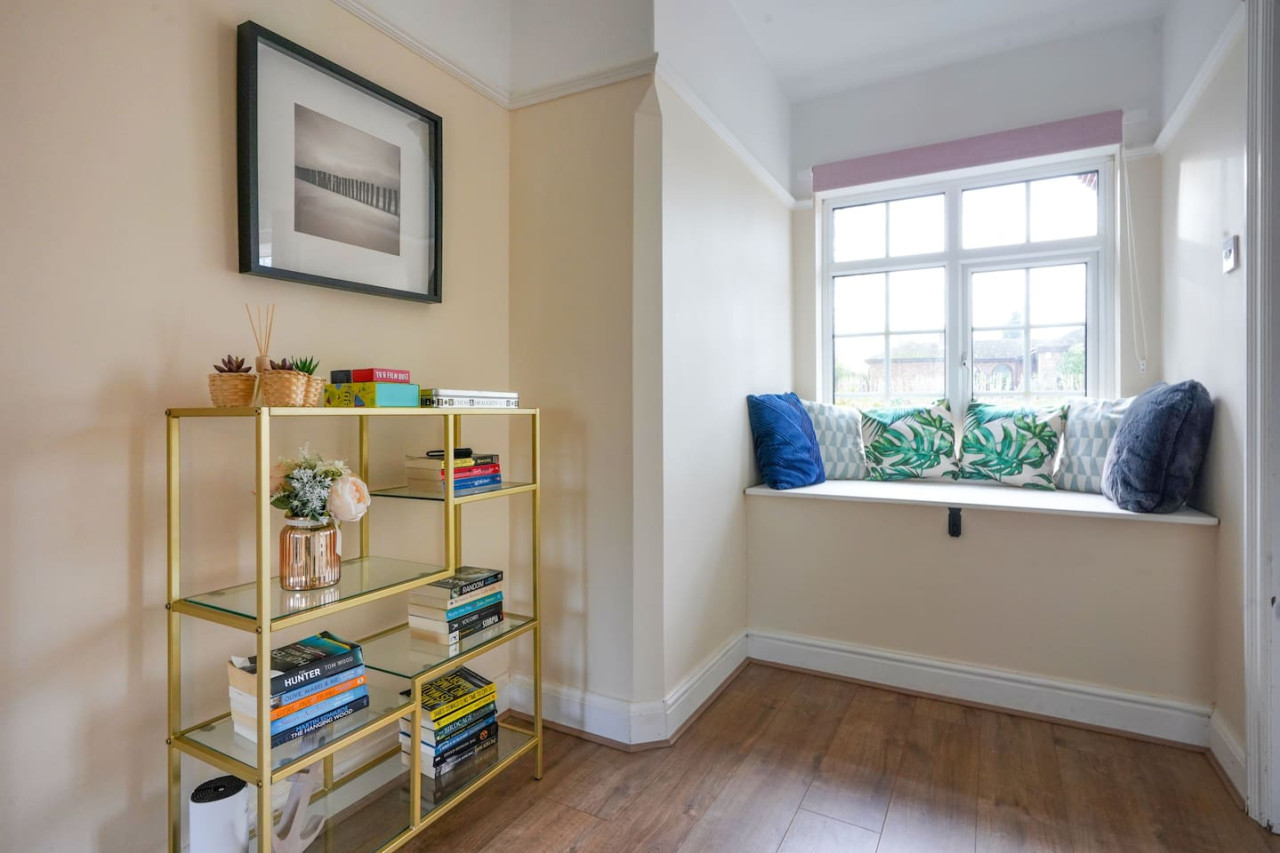 Large 5 Bedroom Bungalow • Sleeps 10 • Driveway Parking • Fast WiFi • Self-Check-In • Yoko Property in 106 Orchard Hill - Property image 11 - VivreStays