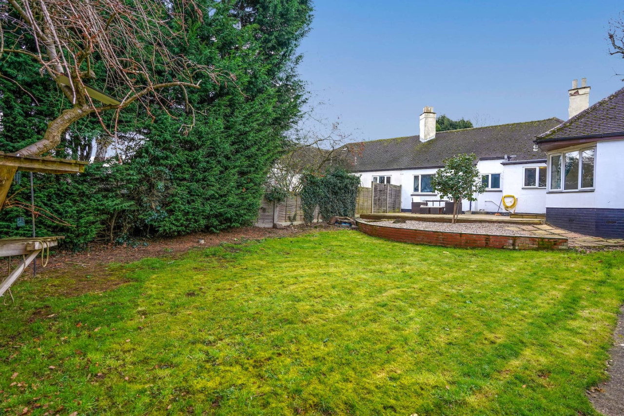 Large 5 Bedroom Bungalow • Sleeps 10 • Driveway Parking • Fast WiFi • Self-Check-In • Yoko Property in 106 Orchard Hill - Property image 38 - VivreStays