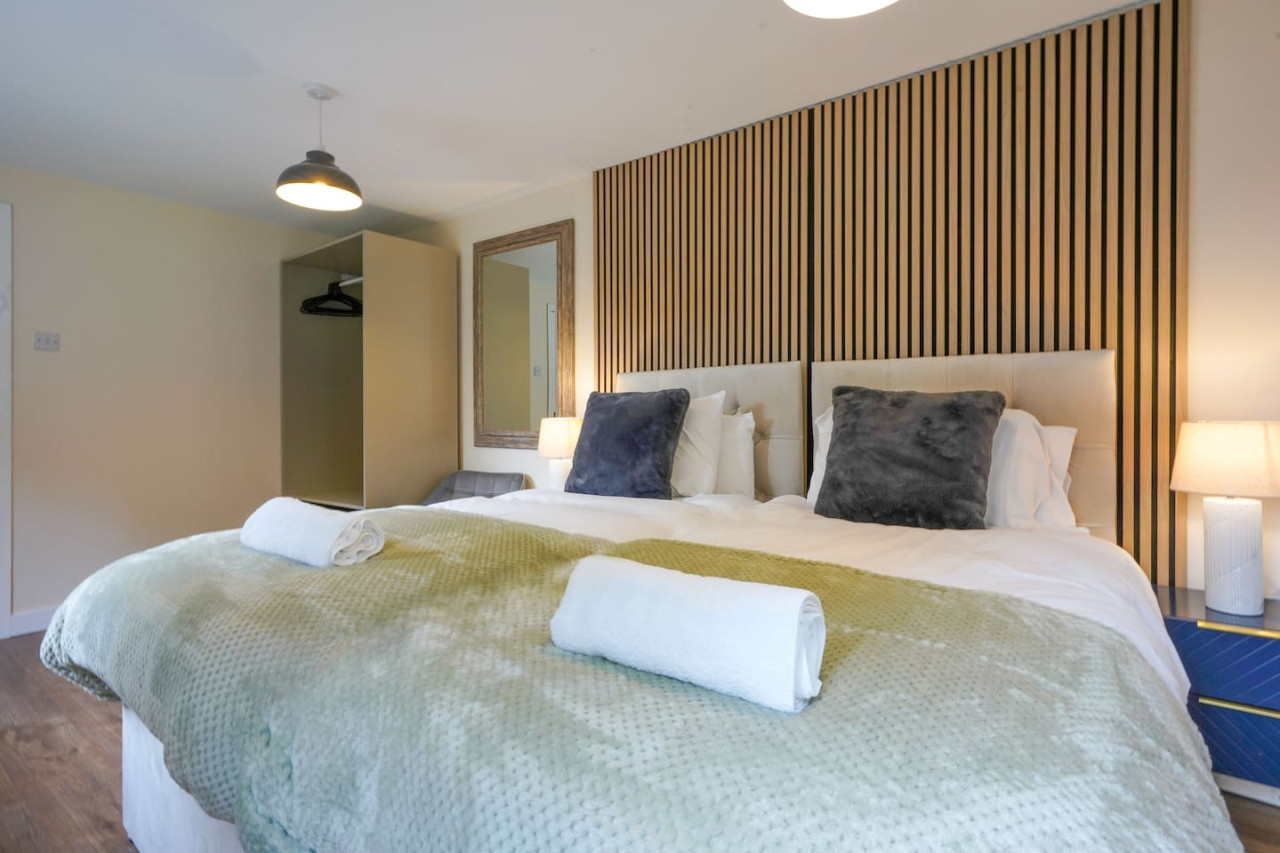 Large 5 Bedroom Bungalow • Sleeps 10 • Driveway Parking • Fast WiFi • Self-Check-In • Yoko Property in 106 Orchard Hill - Property image 31 - VivreStays