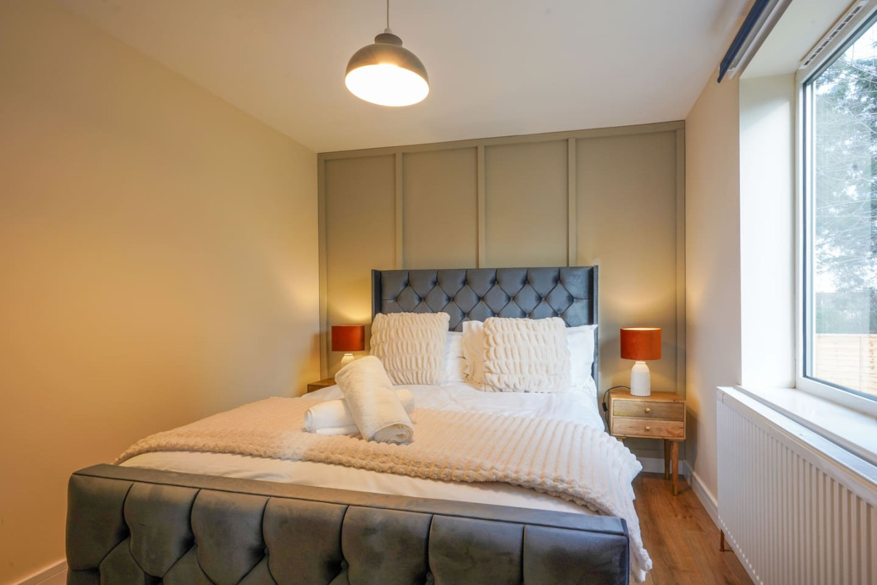 Large 5 Bedroom Bungalow • Sleeps 10 • Driveway Parking • Fast WiFi • Self-Check-In • Yoko Property in 106 Orchard Hill - Property image 34 - VivreStays