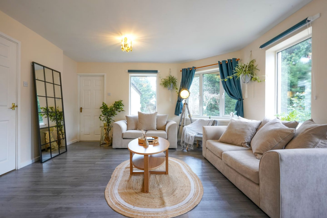 Large 5 Bedroom Bungalow • Sleeps 10 • Driveway Parking • Fast WiFi • Self-Check-In • Yoko Property in 106 Orchard Hill - Property image 4 - VivreStays