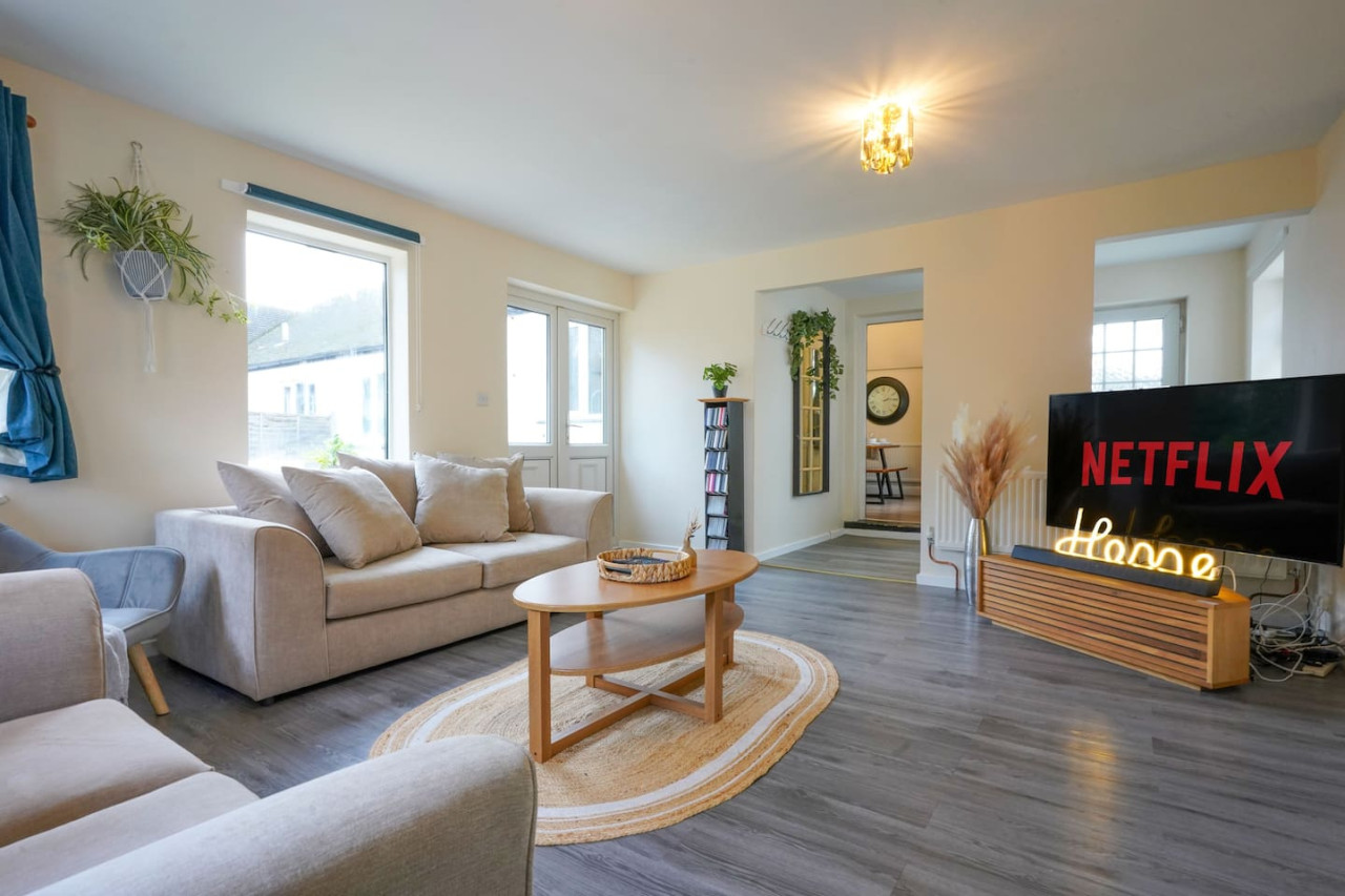 Large 5 Bedroom Bungalow • Sleeps 10 • Driveway Parking • Fast WiFi • Self-Check-In • Yoko Property in 106 Orchard Hill - Property image 3 - VivreStays