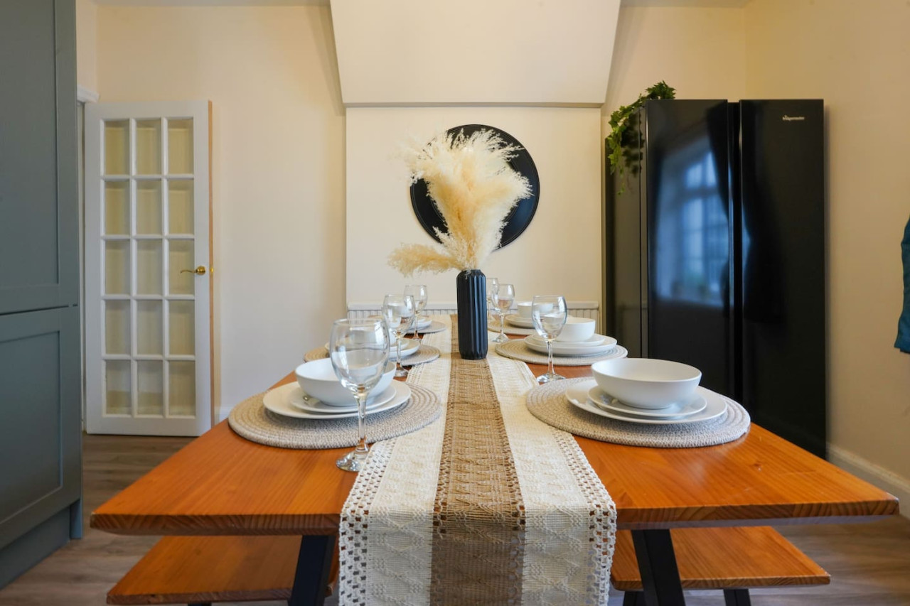 Large 5 Bedroom Bungalow • Sleeps 10 • Driveway Parking • Fast WiFi • Self-Check-In • Yoko Property in 106 Orchard Hill - Property image 10 - VivreStays