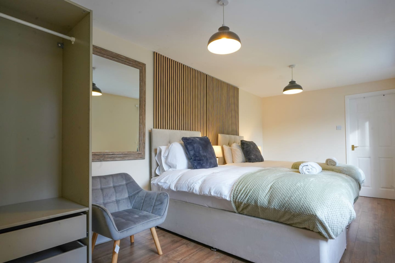 Large 5 Bedroom Bungalow • Sleeps 10 • Driveway Parking • Fast WiFi • Self-Check-In • Yoko Property in 106 Orchard Hill - Property image 33 - VivreStays