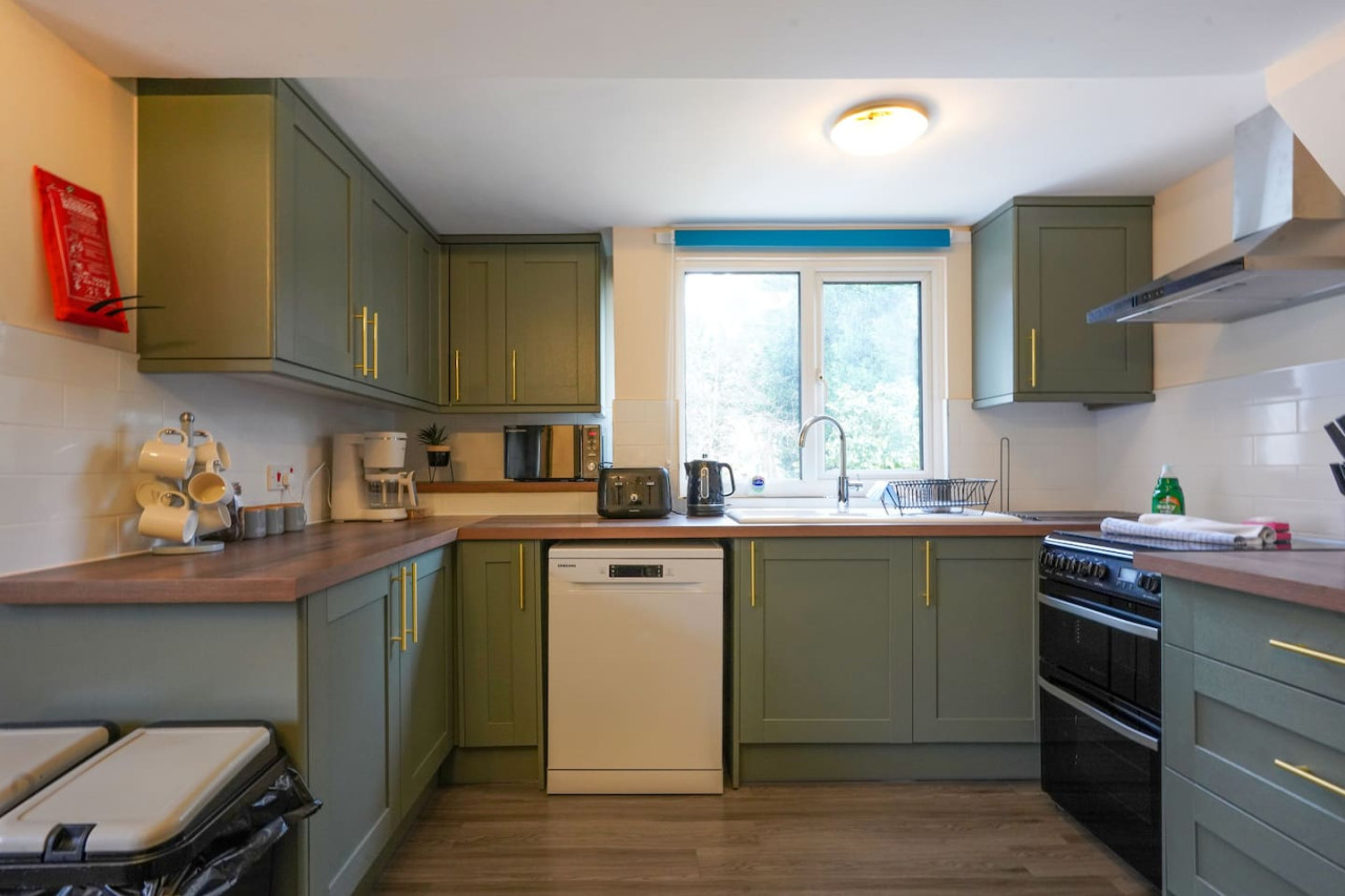 Large 5 Bedroom Bungalow • Sleeps 10 • Driveway Parking • Fast WiFi • Self-Check-In • Yoko Property in 106 Orchard Hill - Property image 7 - VivreStays