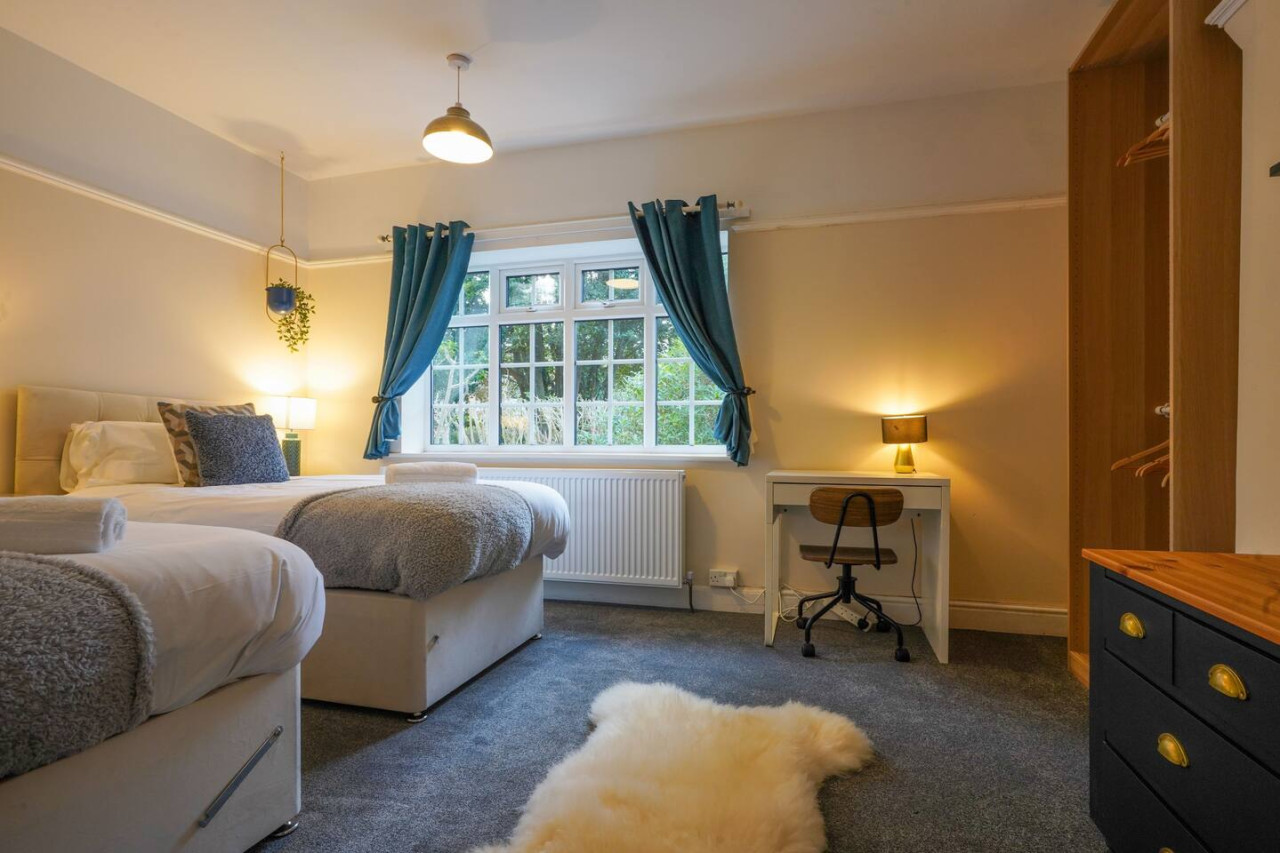 Large 5 Bedroom Bungalow • Sleeps 10 • Driveway Parking • Fast WiFi • Self-Check-In • Yoko Property in 106 Orchard Hill - Property image 28 - VivreStays