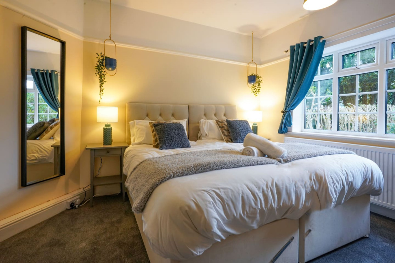 Large 5 Bedroom Bungalow • Sleeps 10 • Driveway Parking • Fast WiFi • Self-Check-In • Yoko Property in 106 Orchard Hill - Property image 29 - VivreStays