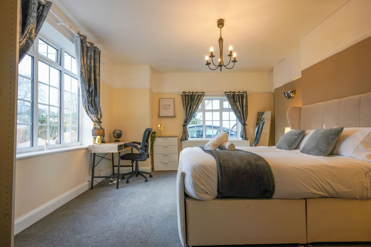 Large 5 Bedroom Bungalow • Sleeps 10 • Driveway Parking • Fast WiFi • Self-Check-In • Yoko Property in 106 Orchard Hill - Property image 16 - VivreStays