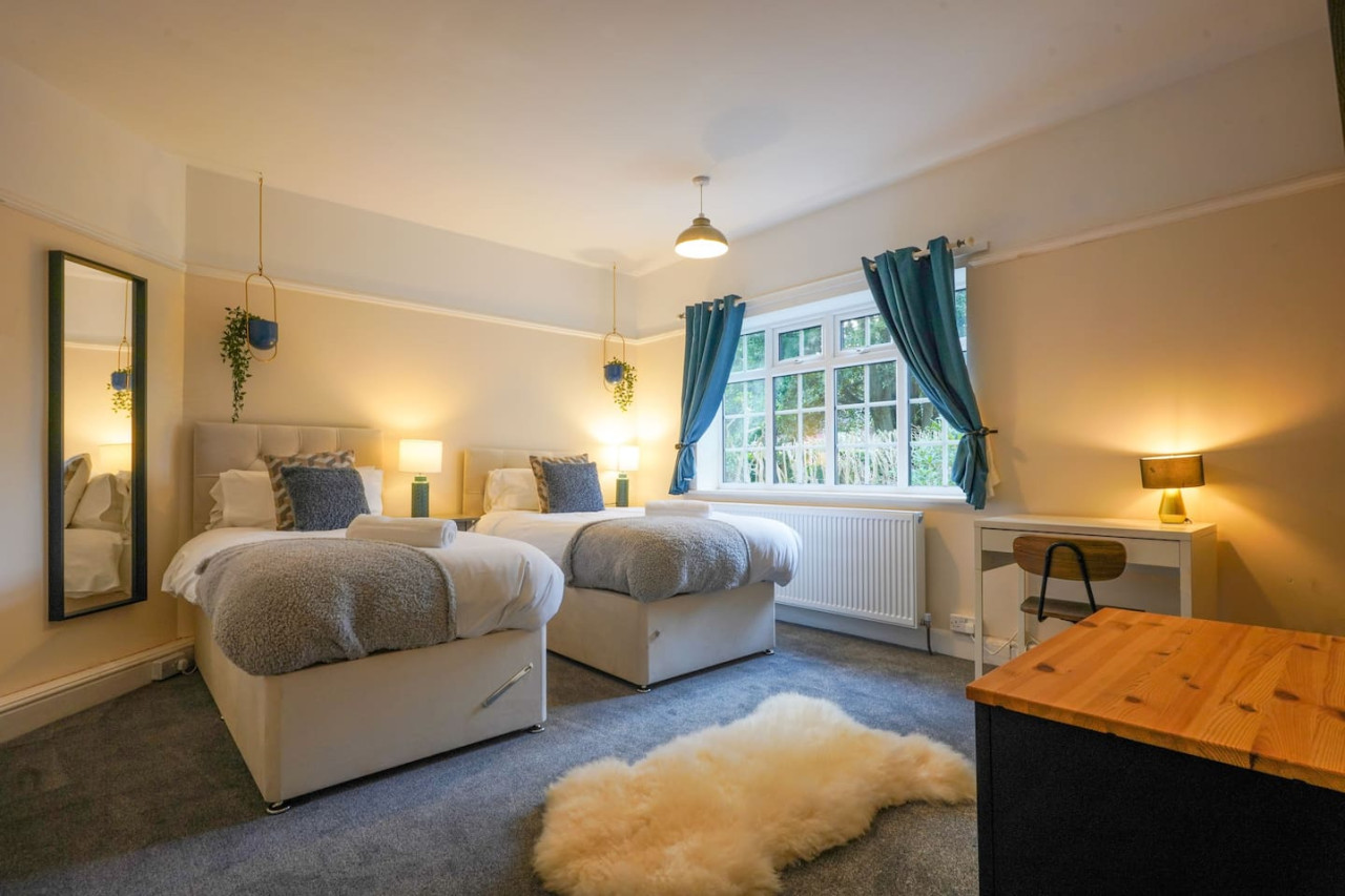 Large 5 Bedroom Bungalow • Sleeps 10 • Driveway Parking • Fast WiFi • Self-Check-In • Yoko Property in 106 Orchard Hill - Property image 26 - VivreStays