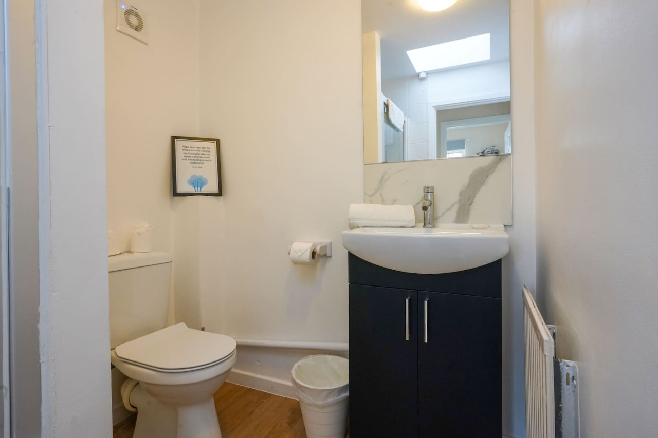 Large 5 Bedroom Bungalow • Sleeps 10 • Driveway Parking • Fast WiFi • Self-Check-In • Yoko Property in 106 Orchard Hill - Property image 25 - VivreStays