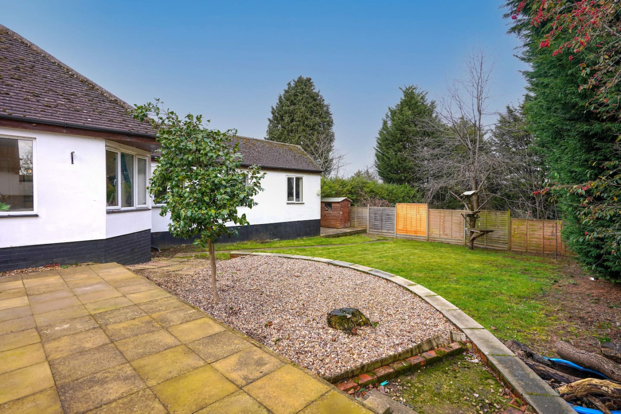 Large 5 Bedroom Bungalow • Sleeps 10 • Driveway Parking • Fast WiFi • Self-Check-In • Yoko Property in 106 Orchard Hill - Property image 36 - VivreStays
