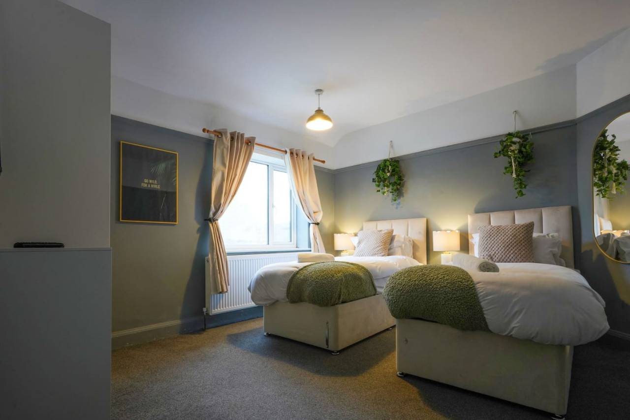 Large 5 Bedroom Bungalow • Sleeps 10 • Driveway Parking • Fast WiFi • Self-Check-In • Yoko Property in 106 Orchard Hill - Property image 20 - VivreStays