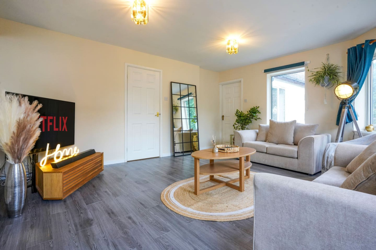 Large 5 Bedroom Bungalow • Sleeps 10 • Driveway Parking • Fast WiFi • Self-Check-In • Yoko Property in 106 Orchard Hill - Property image 2 - VivreStays