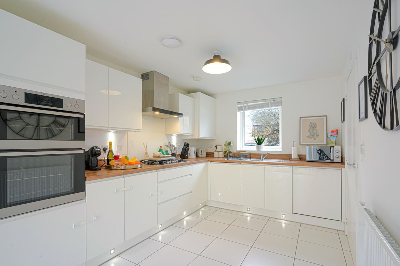 Beautiful House • Sleeps 10 • Pool Table • Free Parking in 13 Brosse Crescent - Property image 22 - VivreStays