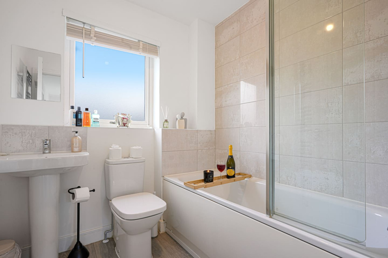 Beautiful House • Sleeps 10 • Pool Table • Free Parking in 13 Brosse Crescent - Property image 10 - VivreStays