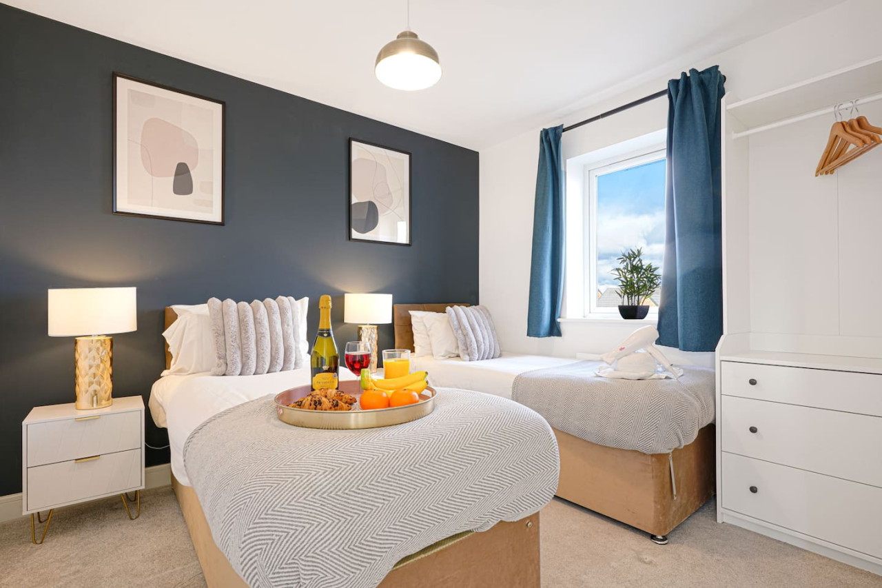 Beautiful House • Sleeps 10 • Pool Table • Free Parking in 13 Brosse Crescent - Property image 11 - VivreStays
