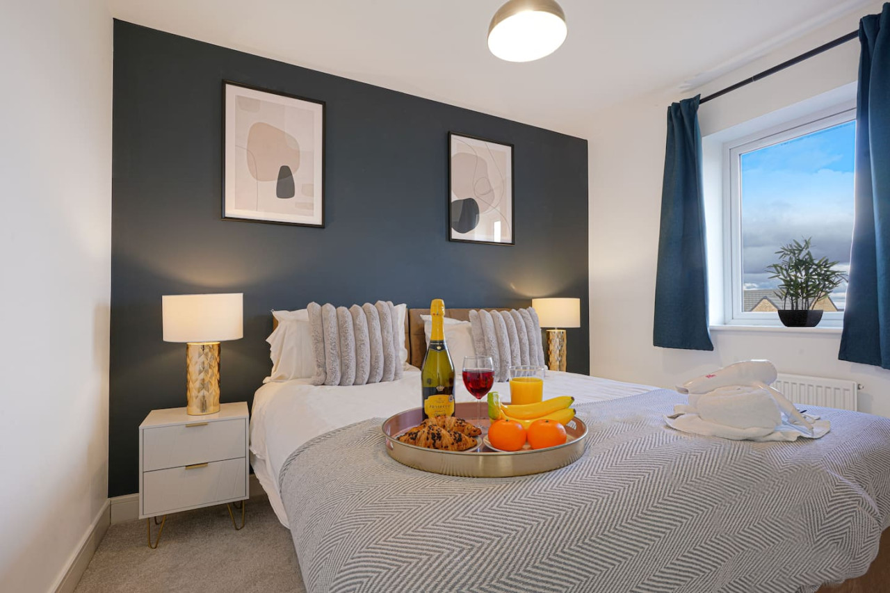 Beautiful House • Sleeps 10 • Pool Table • Free Parking in 13 Brosse Crescent - Property image 12 - VivreStays