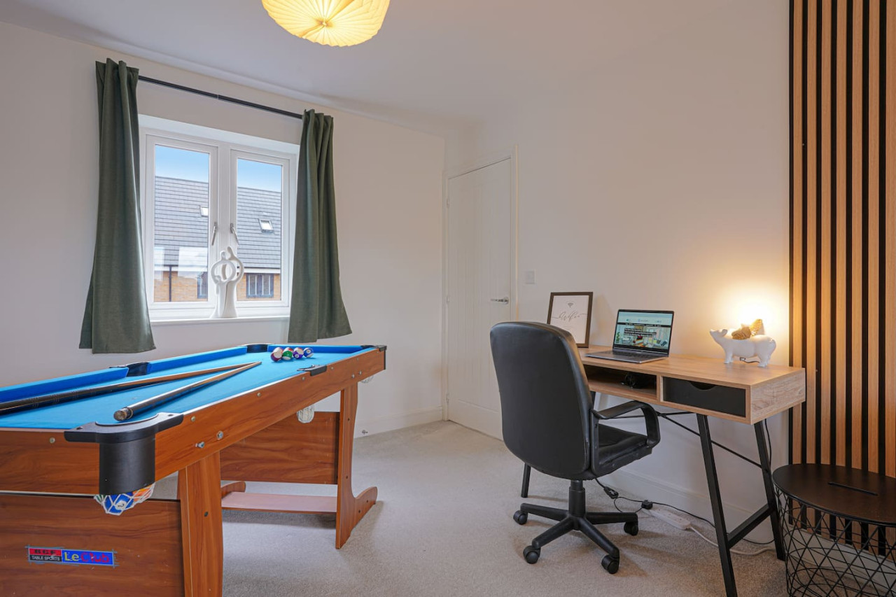 Beautiful House • Sleeps 10 • Pool Table • Free Parking in 13 Brosse Crescent - Property image 21 - VivreStays