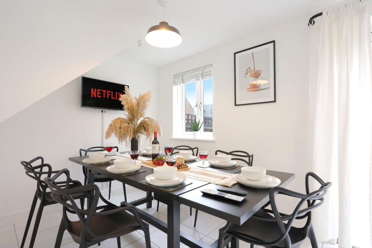 Beautiful House • Sleeps 10 • Pool Table • Free Parking in 13 Brosse Crescent - Property image 24 - VivreStays