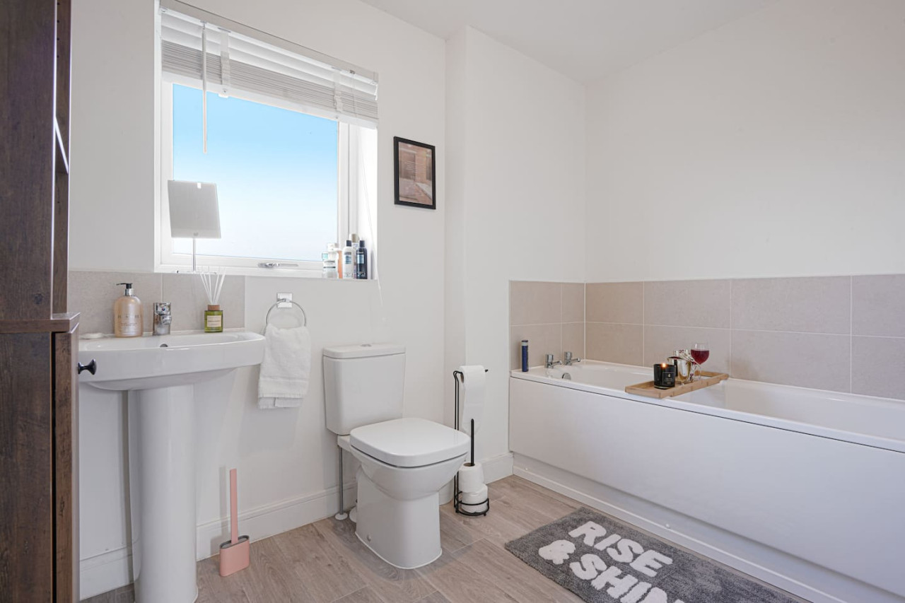 Beautiful House • Sleeps 10 • Pool Table • Free Parking in 13 Brosse Crescent - Property image 18 - VivreStays