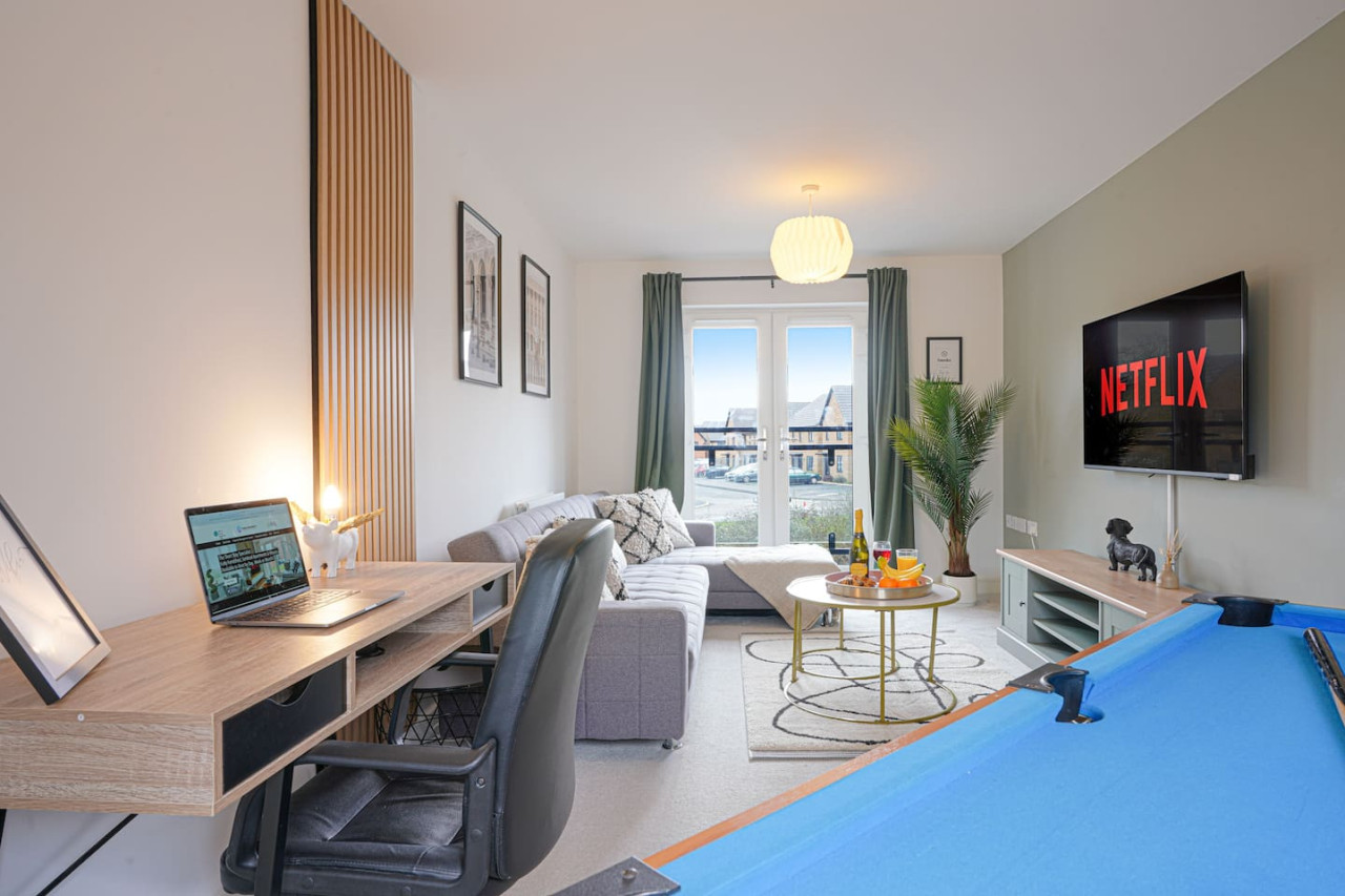 Beautiful House • Sleeps 10 • Pool Table • Free Parking in 13 Brosse Crescent - Property image 20 - VivreStays