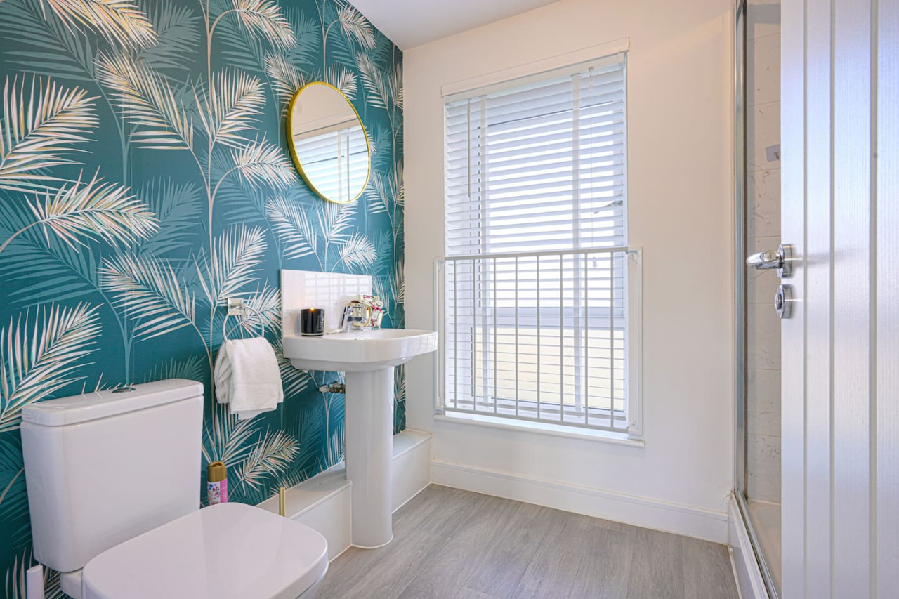 Beautiful House • Sleeps 10 • Pool Table • Free Parking in 13 Brosse Crescent - Property image 6 - VivreStays